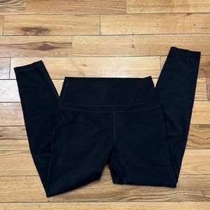 Black leggings • MEDIUM